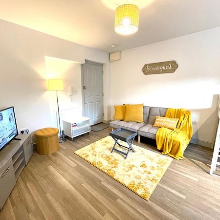 Stylish Cosy And Bright Apartment - Fantastic Location - Perfect For Business Or Solo Travellers Bishop's Stortford Exterior photo