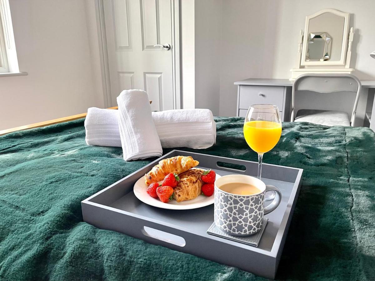 Stylish Cosy And Bright Apartment - Fantastic Location - Perfect For Business Or Solo Travellers Bishop's Stortford Exterior photo