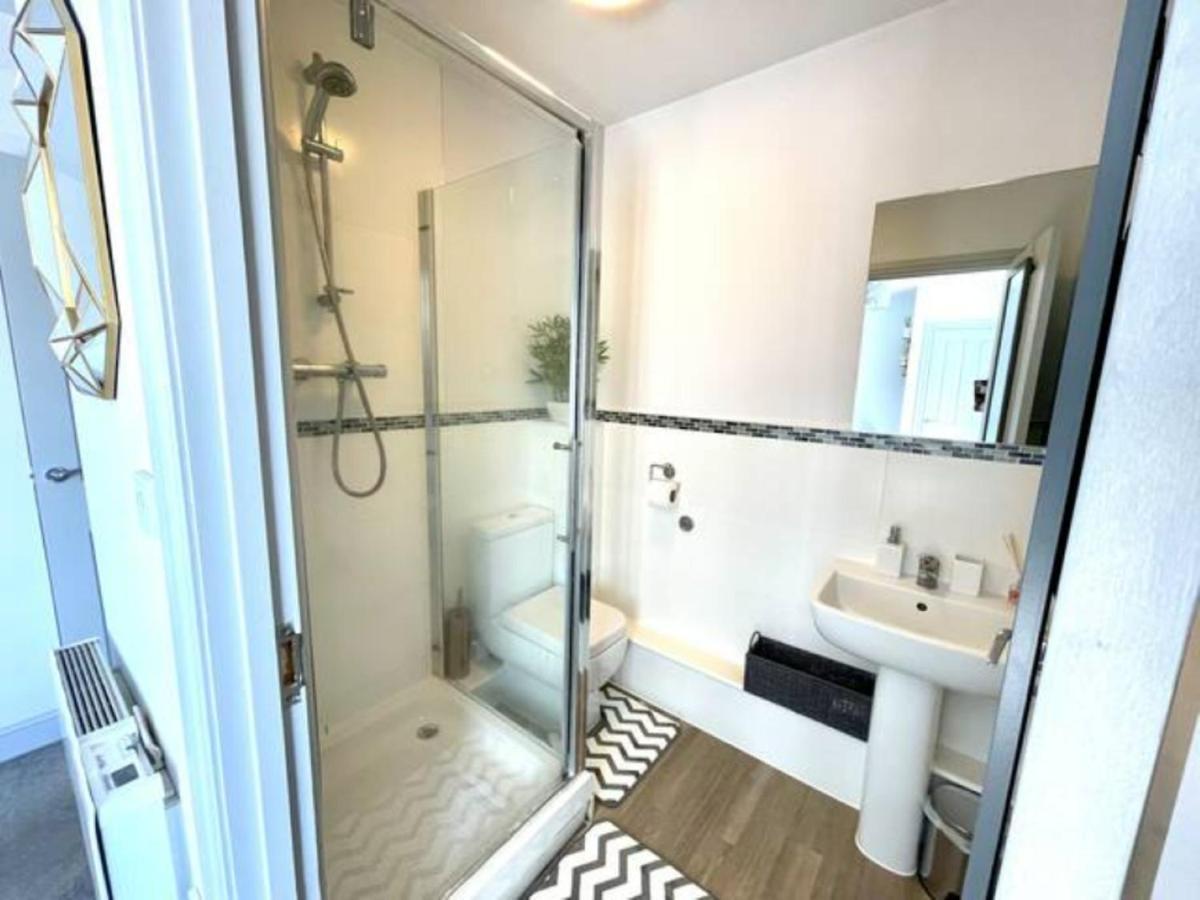 Stylish Cosy And Bright Apartment - Fantastic Location - Perfect For Business Or Solo Travellers Bishop's Stortford Exterior photo